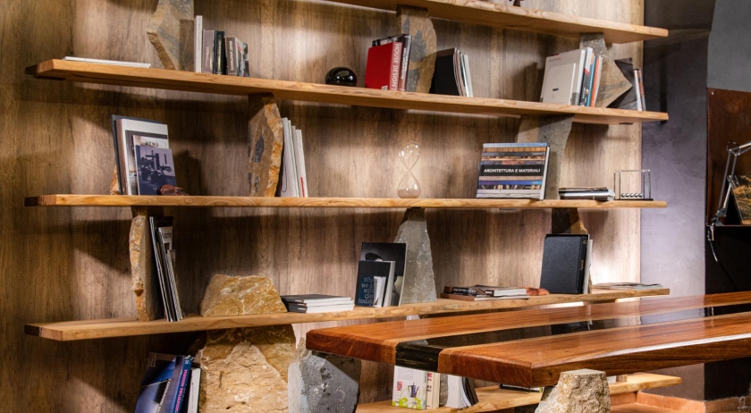 Libreria marmo di Custonaci e legno Naturanera - FARAGLIONI