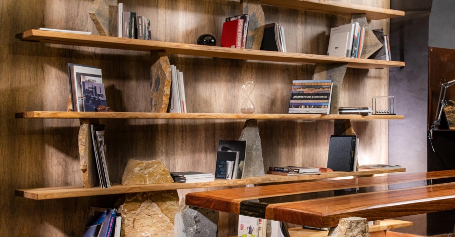 Libreria marmo di Custonaci e legno Naturanera - FARAGLIONI